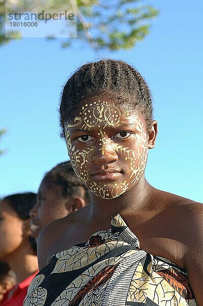 Junge Frau  mit traditioneller Gesichtsbemalung  Insel Nosy Be  Madagaskar  Afrika