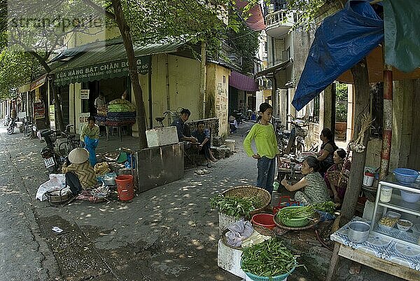 Frau verkauft Gemüse auf der Straße in der Stadt  Hanoi  Vietnam  Asien