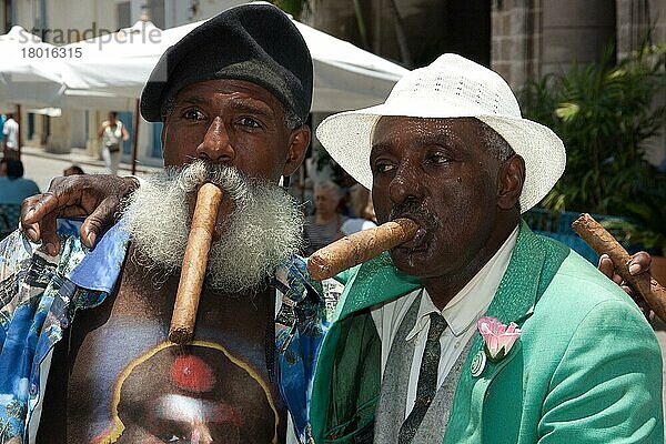 Männer mit Zigarren  Mann mit Zigarre  Havana  La Habana  Kuba  Karibik  Amerika  Havanna  Mittelamerika