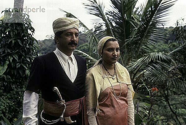 Kodava-Paar in ihrer traditionellen Kleidung in Madikeri  Mercara in Kodagu Coorg  Karnataka  Indien  Asien