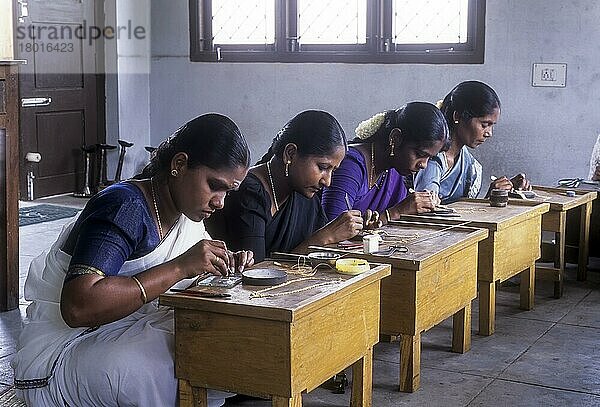 Frauen bei der Arbeit an Goldschmuck  Coimbatore  Tamil Nadu  Indien  Asien