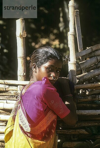 Ein Stammesmädchen trägt so viele Nasenringe in Sunkarametta im Araku-Tal in der Nähe von Visakhapatnam  Vizag  Andhra Pradesh  Indien  Asien