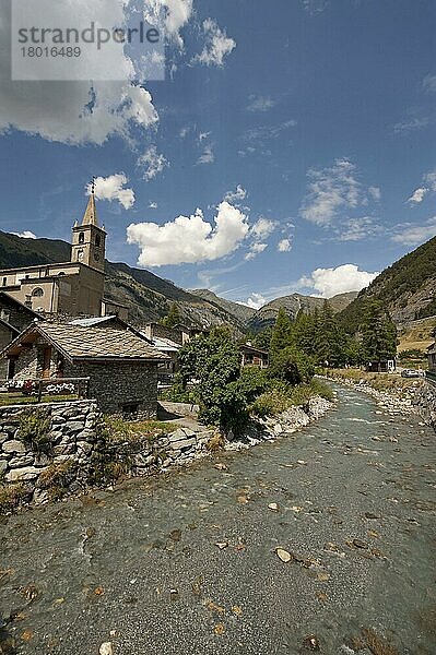 Gebirgsbach und Dorf  Lanslebourg-Mont-Cenis  Savoyen  Rhône-Alpes  Alpen  Frankreich  Sommer  Europa