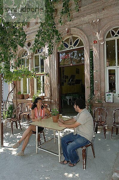 Paar trinkt Tee vor Teehaus  Cafe  Ayvalik  Cunda  Balikesir  Türkei  Asien