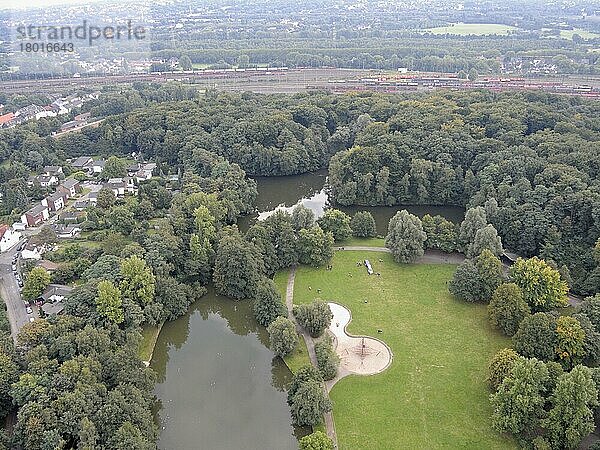 Blick aus Heissluftballon  auf Revierpark Vonderort  September  Bottrop  Ruhrgebiet  Nordrhein-Westfalen  Germany
