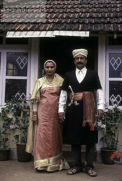 Kodava-Paar in traditionellem Haus vor seinem Haus  Kodagu Coorg  Karnataka  Indien  Asien