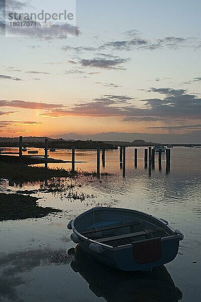 Blick auf Boote im Küstenbach bei Flut  Silhouette bei Sonnenuntergang  Burnham Deepdale  Norfolk  England  Marsch