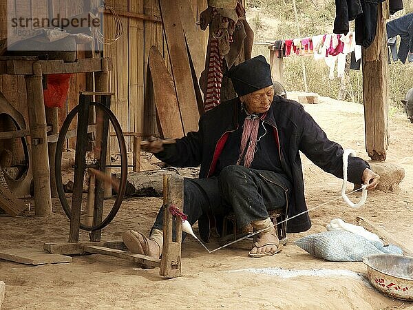 Alte Frau mit Spinnrad  Ou Tai  Provinz Oudomxay  Laos  Asien