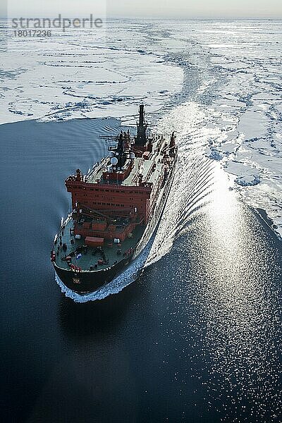 Luftaufnahme des Eisbrechers 50 years of victory auf dem Weg zum Nordpol  Arktis