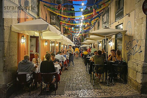 Altstadtgasse  Gastronomie  Bairro Alto  Lissabon  Portugal  Europa