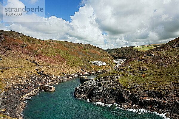 Ansicht der Küstenlinie mit Wellenbrecher und dem alten Kai im Vordergrund  der zum Dorf im Tal führt  Bossington Harbour  North Cornwall  England  August