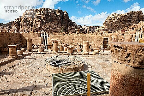 Ruine von Atrium mit Zisterne und Sauelen  antike Kirche  Kirchenkomplex  Archäologischer Park Petra  Felsenstadt  Jordanien  Kleinasien  Asien