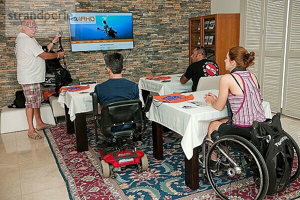 Behinderte Menschen im Rollstuhl  Tauchkurs  Behindertentauchen