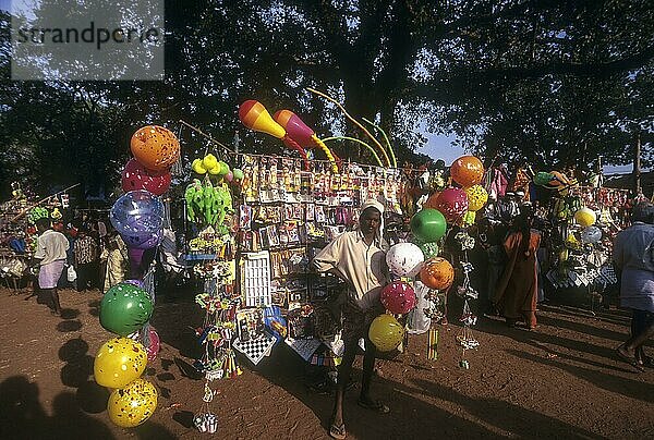 Ein traditioneller Ballonverkäufer verkauft Ballons während des Anthimahakalan Kavu Festivals  Kerala  Indien  Asien