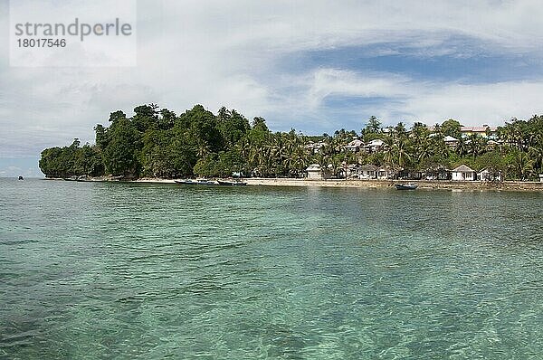 Ansicht der Küstensiedlung auf der Tropeninsel  Run Island  bei Bandaneira  bei der Insel Ambon  Maluku-Inseln  Banda-See  Indonesien  Asien