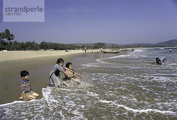 Kinder spielen am Strand von Rishikonda in Visakhapatnam  Andhra Pradesh  Indien  Asien