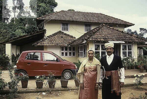 Kodava-Paar in traditionellem Haus vor seinem Haus  Kodagu Coorg  Karnataka  Indien  Asien