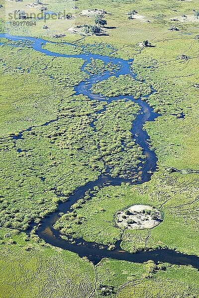 Luftaufnahme des Okavango-Deltas mit Kanälen  Lagunen  Sümpfen und Inseln  Botswana  Afrika