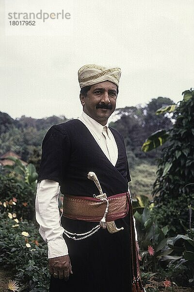 Kodava-Mann in seiner traditionellen Kleidung in Madikeri  Mercara in Kodagu Coorg  Karnataka  Indien  Asien