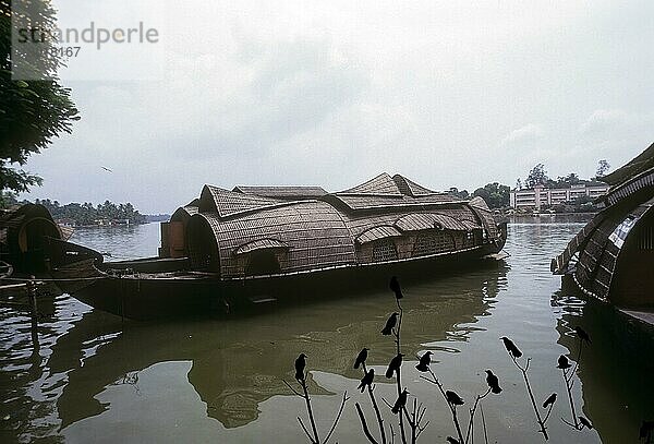 Das Kettuvallam ist ein in Kerala weit verbreitetes Hausboot mit einem strohgedeckten Dach über einem Holzrumpf. Das Kettuvallam oder Boot mit Knoten wird so genannt  weil verknotete Kokosseile die gesamte Struktur des Bootes zusammenhalten. Kollam  Quilon  Indien  Asien