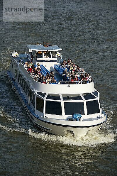 Touristisches Ausflugsboot auf dem Stadtfluss  Themse  London  England  April