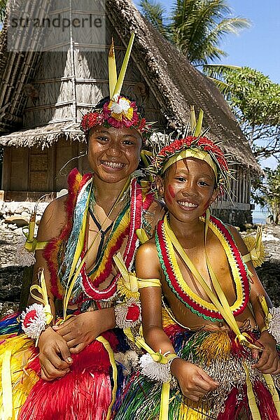 Mädchen und Junge  geschmückt für traditionellen Bambustanz  Insel Yap  Yap-Inseln  Föderierte Staaten von Mikronesien  Föderierte Staaten von Mikronesien