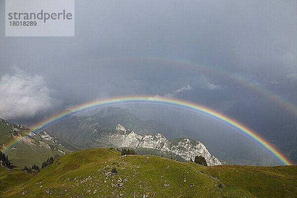 Ansicht des doppelten Regenbogens über der Berglandschaft  Schynige Platte  Berner Oberland  Schweiz  August  Europa