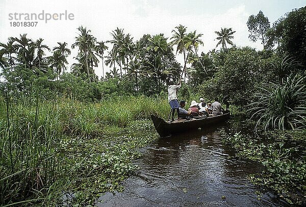 Touristen  die eine Bootsfahrt genießen  ein herrliches Erlebnis. Backwaters von Kodungallur  Kerala  Indien  Asien