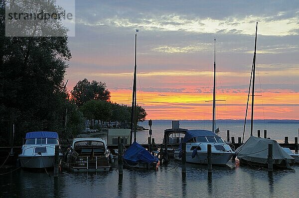 Chiemsee  Bootsanleger in Prien  August  Chiemgau  Bayern  Deutschland  Europa