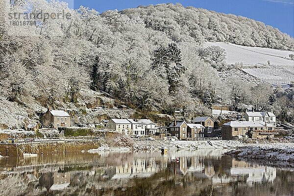 Blick auf Fluss und Dorf im Schnee  Tintern  River Wye  Wye Valley  Monmouthshire  Wales  Winter
