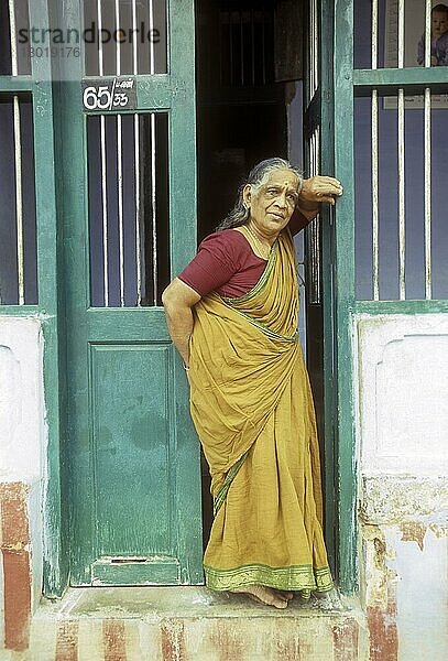 Eine alte Dame aus Bramin steht vor ihrem Agraharam-Haus in Sundarapandiapuram bei Courtallam  Tamil Nadu  Indien  Asien