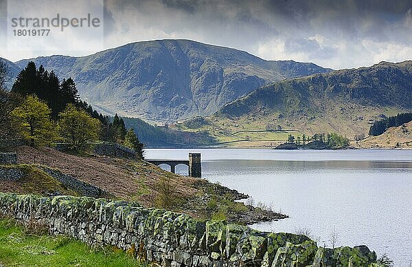 Blick auf das Hochland-Reservoir mit Blick auf The Pier and Harter Fell  Haweswater Reservoir  Mardale  Mardale Valley  Lake District  Cumbria  England  April