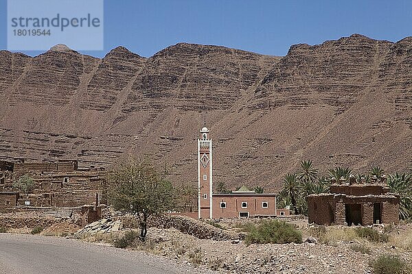 Ansicht des Minaretts der Moschee im Berberdorf  Hoher Atlas  Marokko  Mai  Afrika