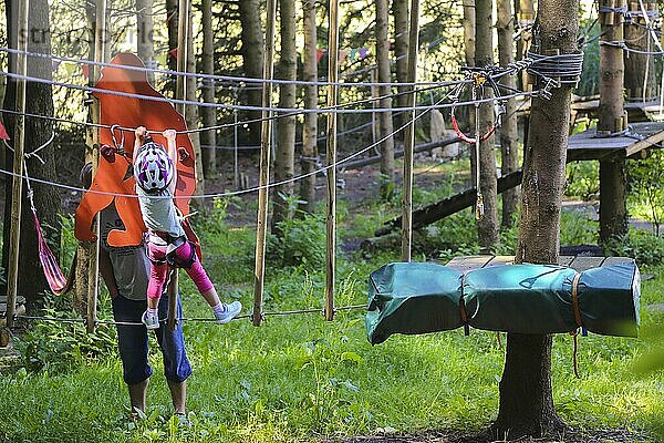 Kind  Mädchen mit Helm  Waldseilgarten  Kletterpark  Hochseilgarten  Klettern  Freizeit  Wallenhausen- Weißenhorn  Bayern  Deutschland  Europa