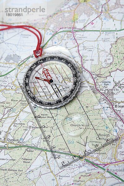 Kompass auf der Karte des Ordnance Survey von Kent  England  August