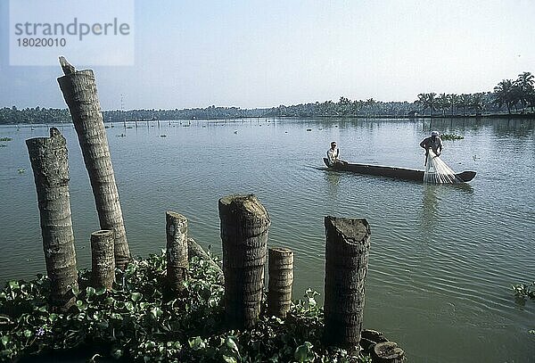 Fischer beim Fischen von einem kleinen Holzboot aus in den Backwaters von Kodungallur  Kerala  Indien  Asien