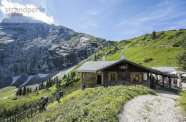 Hütte in den Bergen  Schachenhaus  Wettersteingebirge  Bayern  Deutschland  Europa