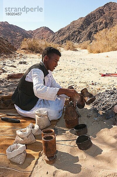 Beduine  kocht Kaffee auf offenem Feuer  Feuerstelle  offenes Feuer  Kaffekanne  Kaffeepott  Graue Wüste  Hurghada  Ägypten  Afrika