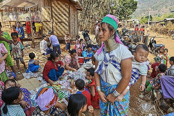 Frauen aus Kayan Lahwi bei der Dorffeier von Kay Htein Bo. Diese traditionelle Feier findet einmal im Jahr im April in fast jedem Kayan-Dorf  Pan Pet Region  Kayah State  Myanmar  statt.  Asien