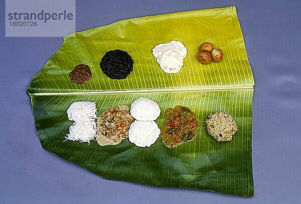 Ein Bananenblatt  Hochzeitsmahlzeit von Nattukottai Chettiar  Nagarathar-Gemeinschaft  Chettinad  Tamil Nadu  Indien  Asien