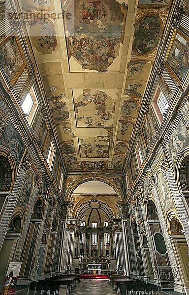 Die Kirche San Paolo Maggiore  mit Säulen des griechischen Dioskuren-Tempels  Neapel Stadtzentrum  Kampanien  Italien  Europa
