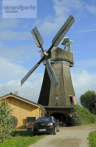 Alte Windmühle Donsbrüggen  erbaut (1824)  bei Kleve  hölzerne achteckige Holländermühle  seit 1957 stillgelegt  Kleve  Niederrhein  Nordrhein-Westfalen  Deutschland  Europa