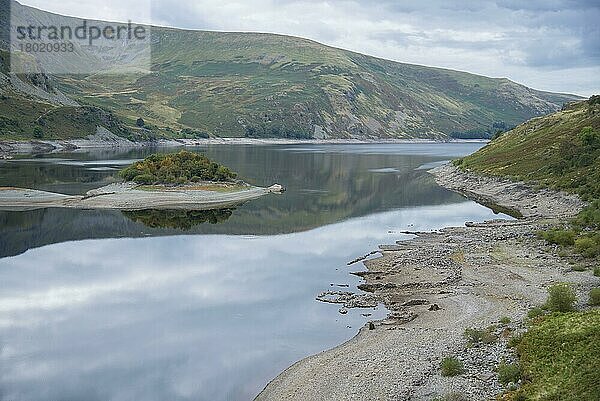 Ansicht eines Hochland-Reservoirs mit niedrigem Wasserstand und Resten eines untergetauchten Dorfes  das nach einem trockenen Sommer freigelegt wurde  Mardale Green  Haweswater Reservoir  Mardale Valley  Lake District  Cumbria  England  September