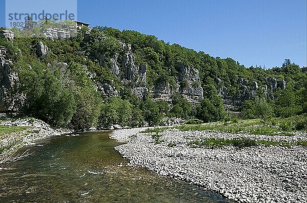 Ansicht des Flusses und der Kalksteinfelsen der Schlucht  Fluss Ardeche  Schlucht der Ardeche  Labeaume  Ardeche  Rhône-Alpes  Frankreich  Mai  Europa