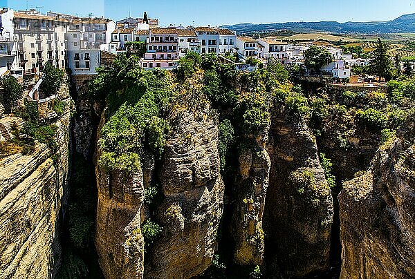 Schlucht El Tajo  die der Río Guadalevín tief in den Felsen gegraben hat  Ronda  eines der weißen Dörfer  Ronda  Andalusien  Spanien  Europa