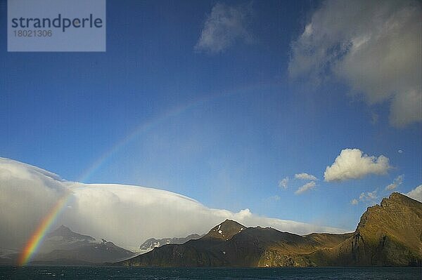 Blick auf Regenbogen und Mond über der Küstenlinie  St. Andrews Bay  Südgeorgien