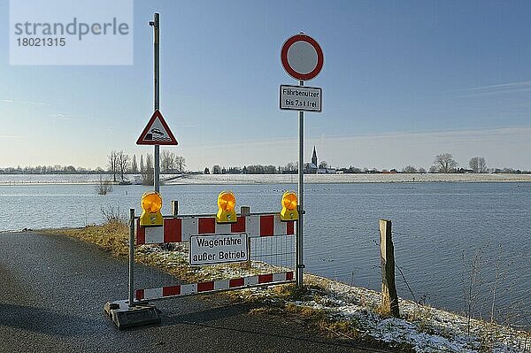 Schilder am Niederrhein  bei Hochwasser  Februar  Schenkenschanz  Niederrhein  Nordrhein-Westfalen  Deutschland  Europa