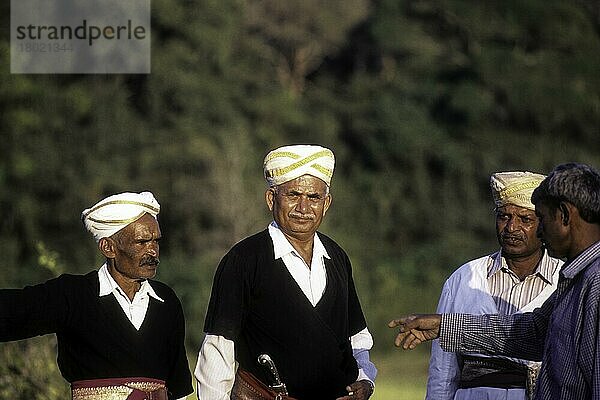 Kodavas in ihrer traditionellen Kleidung in Madikeri  Mercara in Kodagu  Coorg  Karnataka  Indien  Asien