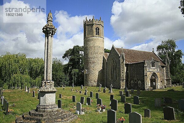 Gedenkkreuz auf dem Friedhof  Kirche mit normannischem Rundturm  St. Mary's Church  Rickinghall Inferior  Suffolk  England  Mai