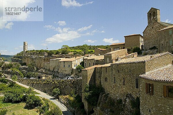 Das Katharerdorf Minerve  Languedoc  Frankreich  der Turm links ist alles  was von der alten Burg übrig geblieben ist  Europa